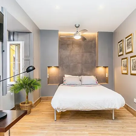 Typical Mouraria By Hosty * リスボン